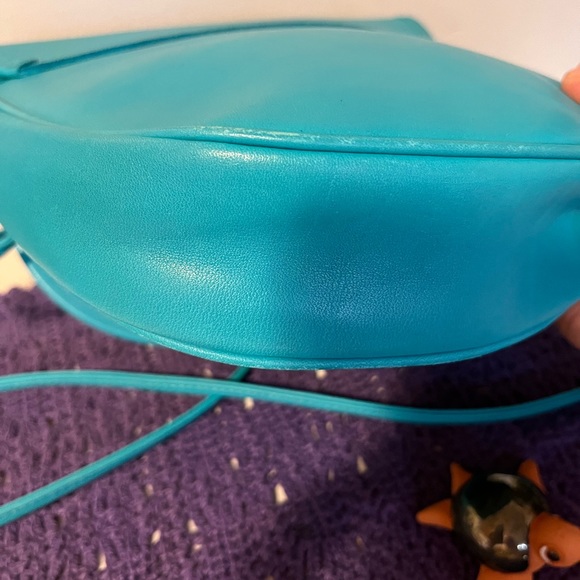 Laura Ashley 100% aqua leather round Crossbody - Picture 6 of 10